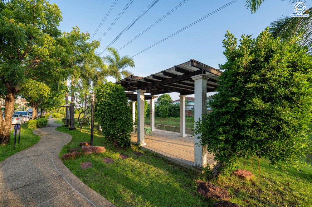 บ้านมือสอง โครงการ วิสต้าอเวนิว เพชรเกษม81 หลังมุม จาก SC Asset เนื้อที่กว้าง 31.7 ตร.ว. ฟังก์ชัน 3 ห้องนอน 2 ห้องน้ำ 1 ที่จอดรถ ราคาถูก และคุ้มค่าที่สุดในโครงการ! บนทำเลศักยภาพ เข้า-ออกหลายเส้นทาง อาทิ ถนนเพชรเกษม ถนนพุทธมณฑลสาย3 ใกล้รถไฟฟ้าสายสีน้ำเงิน(ส่วนต่อขยาย)